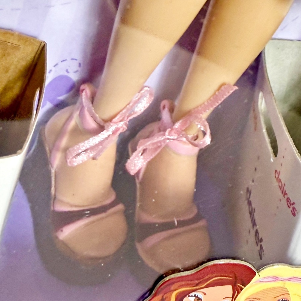 Barbie My Scene “Mall Maniacs Claire's” Doll - Picture 9 of 12